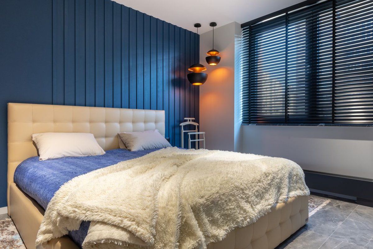 Stylish contemporary bedroom featuring a plush bed and chic lighting for a cozy ambience.